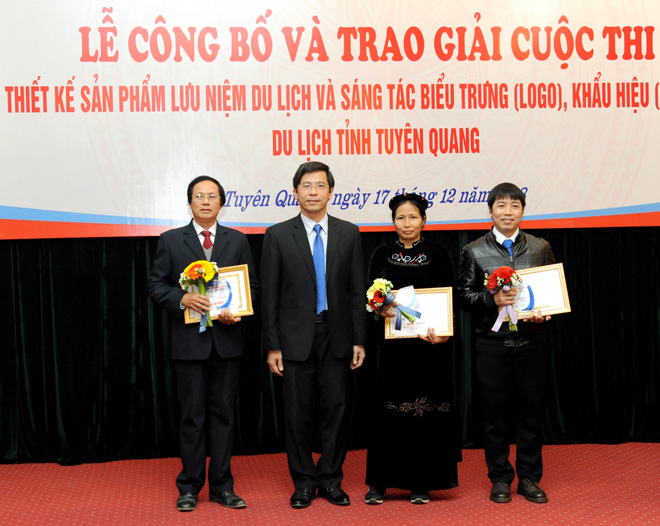 Đồng chí Trưởng Ban Tuyên giáo Tỉnh ủy Tạ Đức Tuyên trao giải cho các tác giả đạt giải nhất “Thiết kế sản phẩm lưu niệm du lịch”.